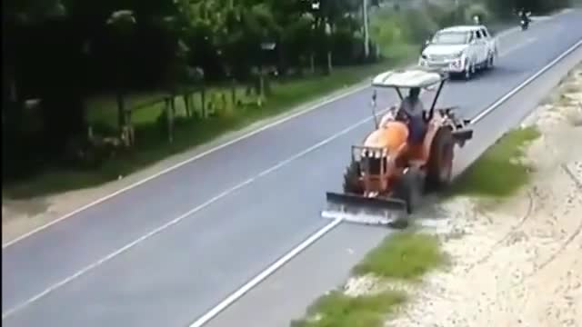 皮卡车撞了一辆还不行，又撞了拖拉机，没考虑保险公司的感受