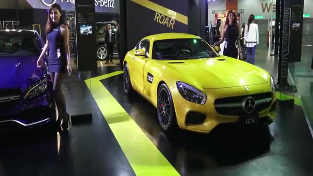 奔驰豪华车展亮相 车模也很有气质！