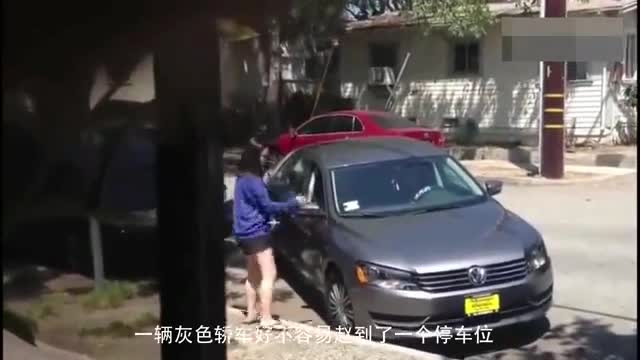 实拍女司机停车，看的都累了也没倒进去，科目二咋过的？