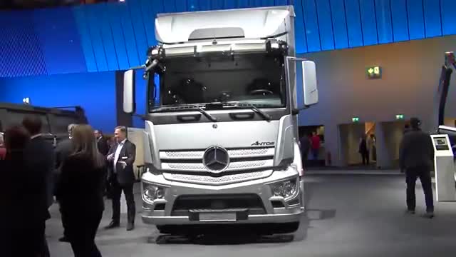 车展实拍全新奔驰大卡车细节，开这车去拉货也很舒服