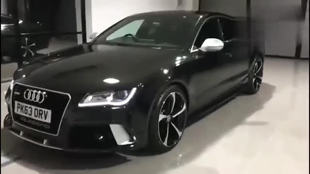 看着流口水西装暴徒实拍黑色奥迪