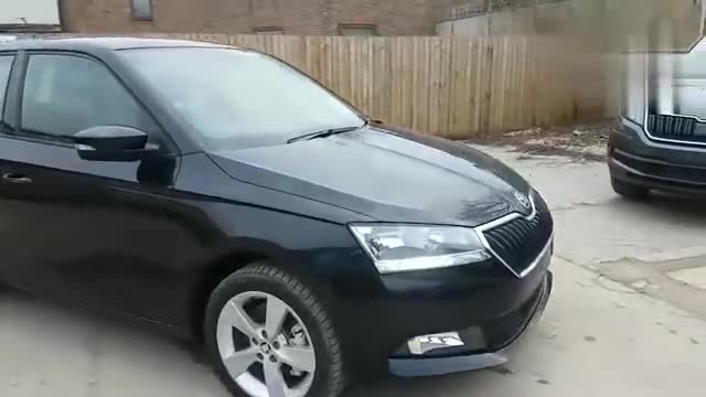 实拍新款斯柯达晶锐，与大众POLO比