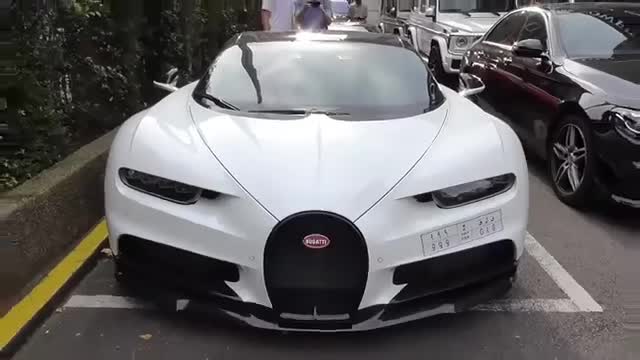 实拍帅气时尚跑车伦敦街头游行