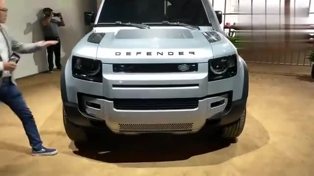 实拍全新路虎卫士，内饰真漂亮，未