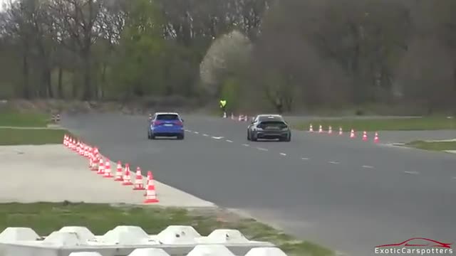 外媒实拍豪华跑车展示，强势的尾