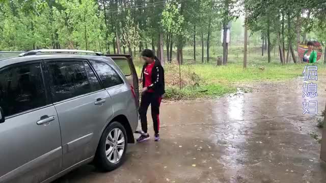 倔媳妇出远门前冒着大雨回家看老人临走给老妈一个拥抱真暖心