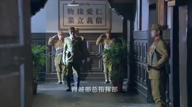美女被人绑在柱子上，面对酷刑拒不松口，被士兵尽情用刑！_新浪新闻