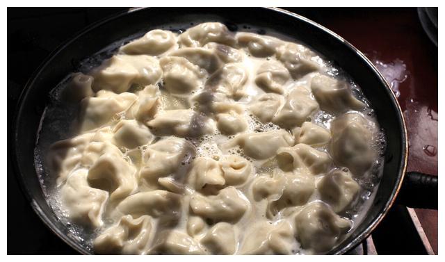 煮饺子要不要点凉水牢记几个妙招饺子筋道爽滑不破皮不露馅