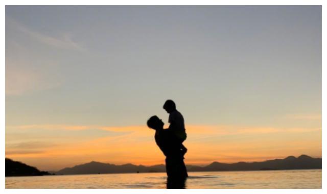 王宝强还晒出一张父子俩在海边的照片,画面中王宝强抱着儿子,在夕阳下