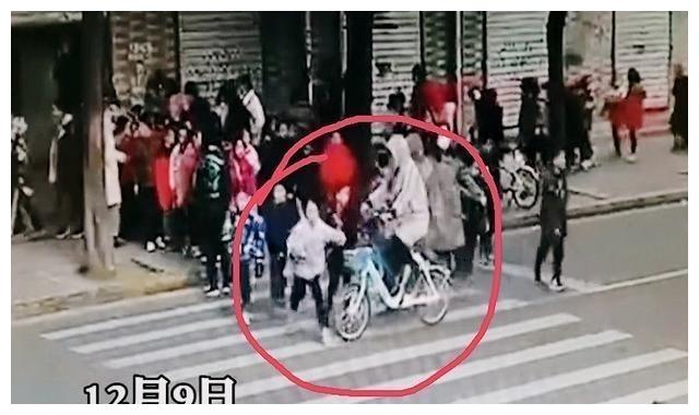 石家庄:一名学生横穿斑马线过马路被撞,“为什么过马路不看路”休闲区蓝鸢梦想 - Www.slyday.coM 石家庄:一名学生横穿斑马线过马路被撞,“为什么过马路不看路”休闲区蓝鸢梦想 - Www.slyday.coM