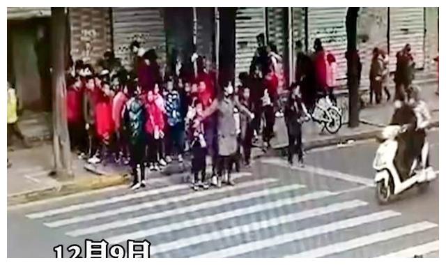 石家庄:一名学生横穿斑马线过马路被撞,“为什么过马路不看路”休闲区蓝鸢梦想 - Www.slyday.coM 石家庄:一名学生横穿斑马线过马路被撞,“为什么过马路不看路”休闲区蓝鸢梦想 - Www.slyday.coM