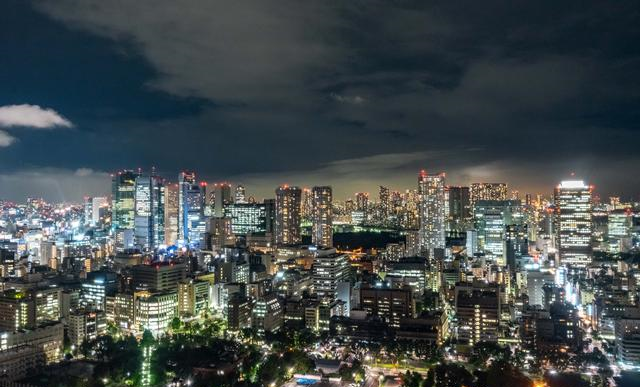 日本东京夜景,没有彩色led的点缀,却有更加科幻的高级