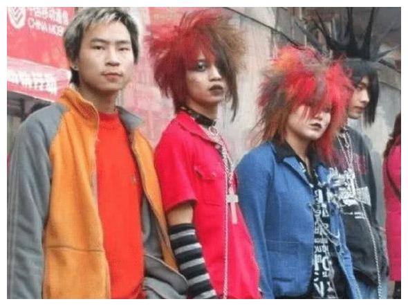 11岁创办了葬爱家族,长大后被富婆狂追,如今被誉
