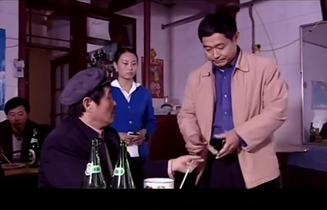 马大帅吃饭花假钱,被老板逮个正着,这手足无措的样子全是演技!