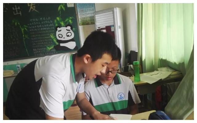 课间十分钟各年级学生都在做什么?小学玩初中闹,高三生让人心疼休闲区蓝鸢梦想 - Www.slyday.coM 课间十分钟各年级学生都在做什么?小学玩初中闹,高三生让人心疼休闲区蓝鸢梦想 - Www.slyday.coM