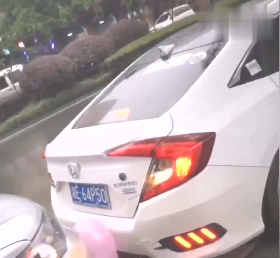 实拍：没有什么可以难倒女司机，哈哈哈