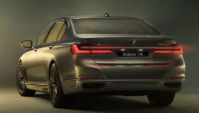 新宝马7系上位，全车重度升级，惊艳夸张，气势不输迈巴赫！