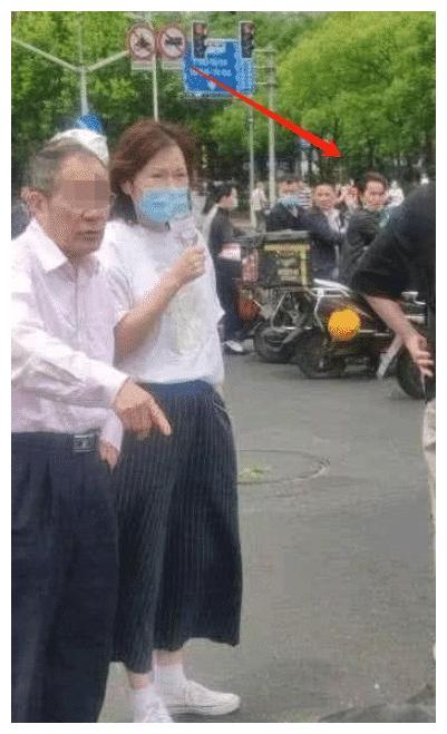 75岁老人开“保时捷”兜风,副驾驶妙龄少女太抢眼,网友:我酸了