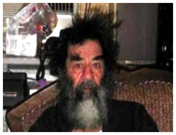 惨不忍睹!萨达姆在狱中受辱照被曝光后,彻底激怒了无数伊拉克人