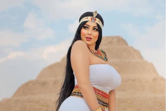 埃及美女金字塔前拍写真,s型身材魅力十足,原来微胖也