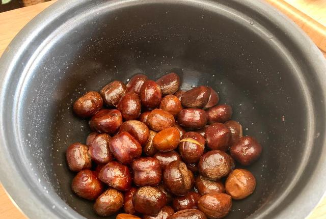 我家糖炒栗子从不买有电饭锅就能做1秒剥皮香甜软糯超好吃