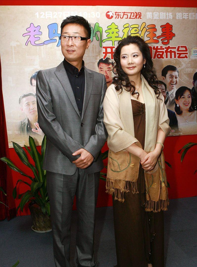 何赛飞的气质女人看了也喜欢穿上大气的裙子真让人仰慕