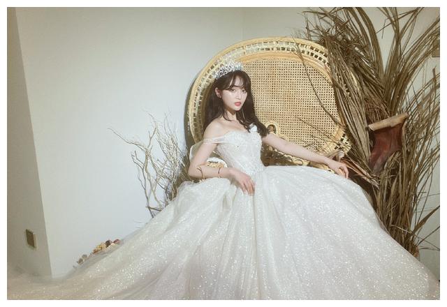 装扮婚纱照_古装王妃装扮婚纱照(2)
