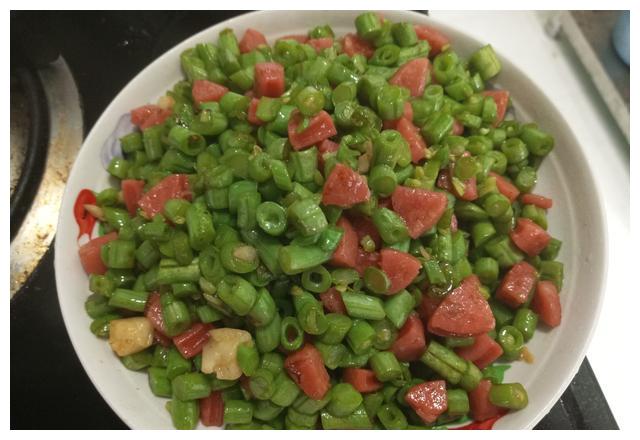 1碟小菜豆角炒火腿肠,色泽鲜美有红有绿又好吃,小朋友最爱吃