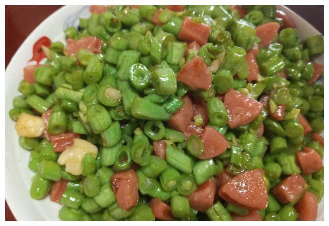 1碟小菜豆角炒火腿肠,色泽鲜美有红有绿又好吃,小朋友最爱吃