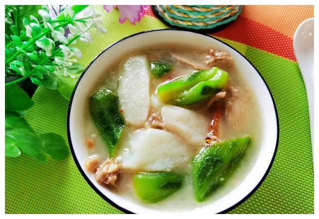 吃烤鸭时,服务员问:鸭架要椒盐还是煮汤?行家都这样回答