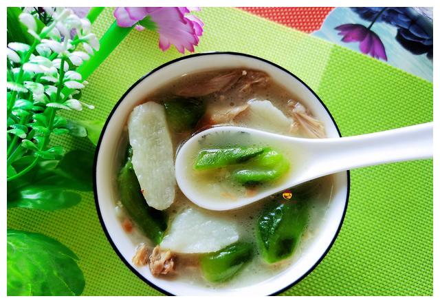 吃烤鸭时,服务员问:鸭架要椒盐还是煮汤?行家都这样回答
