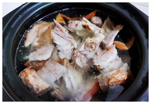 吃烤鸭时,服务员问:鸭架要椒盐还是煮汤?行家都这样回答