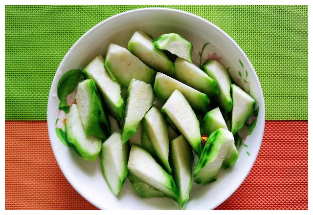 吃烤鸭时,服务员问:鸭架要椒盐还是煮汤?行家都这样回答