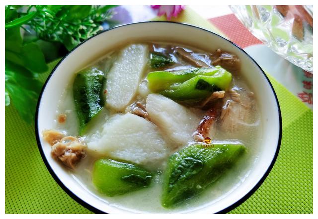 吃烤鸭时,服务员问:鸭架要椒盐还是煮汤?行家都这样回答