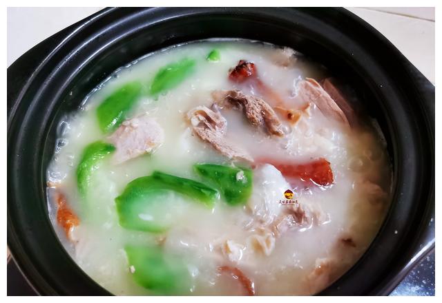 吃烤鸭时,服务员问:鸭架要椒盐还是煮汤?行家都这样回答