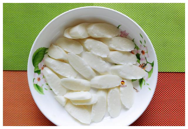 吃烤鸭时,服务员问:鸭架要椒盐还是煮汤?行家都这样回答