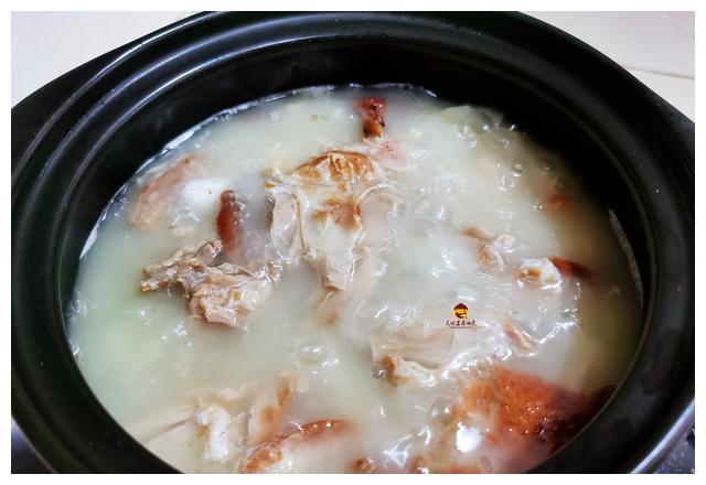 吃烤鸭时,服务员问:鸭架要椒盐还是煮汤?行家都这样回答
