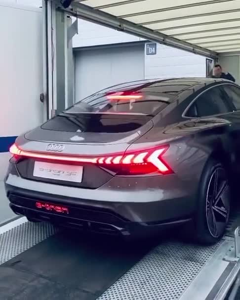 全新奥迪E-TronGT到货，你还会去惦记A7吗，这个尾灯更霸气了！