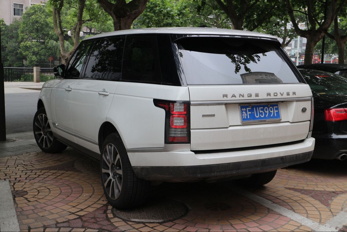 南通启东街头实拍顶配版路虎揽胜，气场秒杀周围众车！