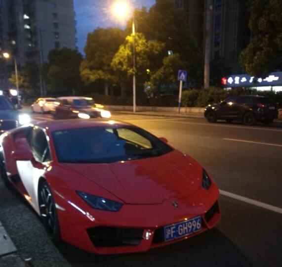 南通永怡路街头实拍兰博基尼LP580跑车，轰鸣声引人注目！