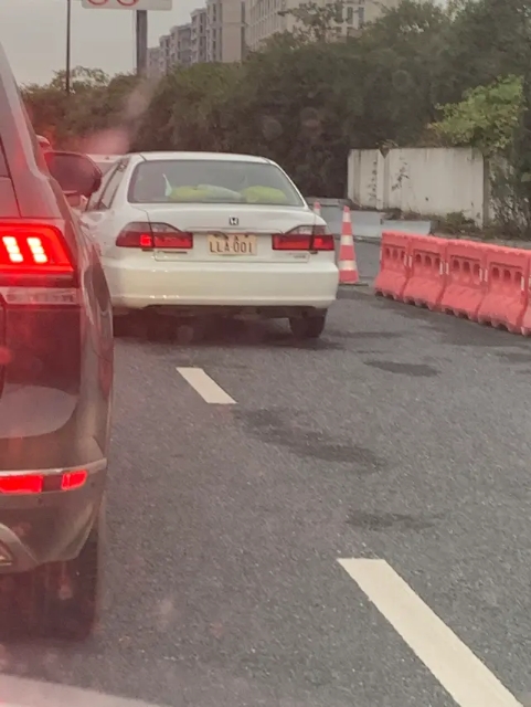 浙江杭州街头实拍02式个性车牌，白底黑字非常醒目！