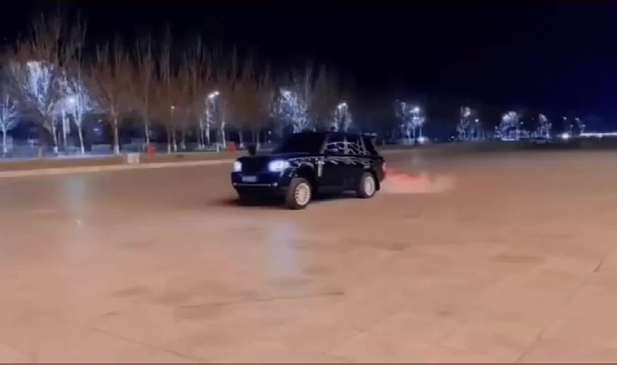 前悬挂抬高，后悬挂放低就是抬头虎！