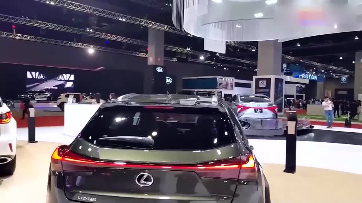 雷克萨斯ux实车展示打开车门看到内饰