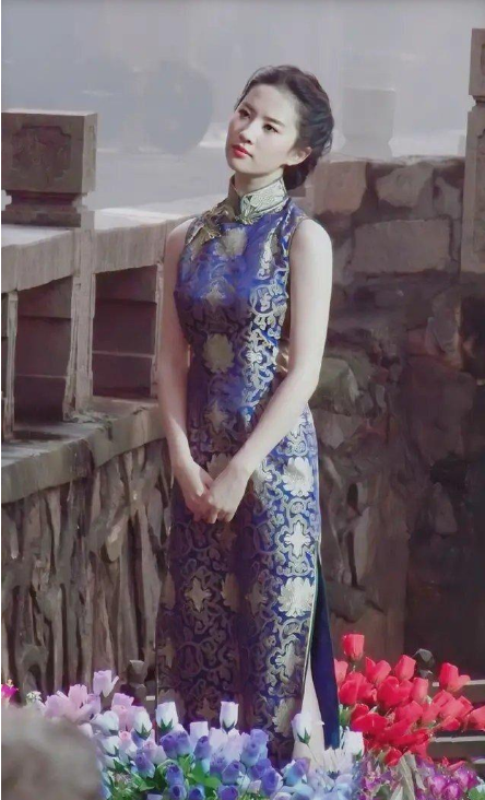 刘亦菲穿旗袍在河边拍照,眼神冷酷动作优雅