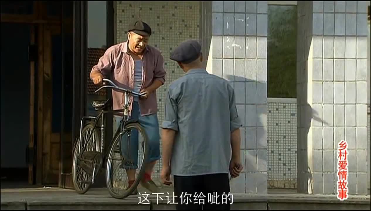 赵四发火了,推着自行车骂门卫:去,一边去,下一秒可就逗了