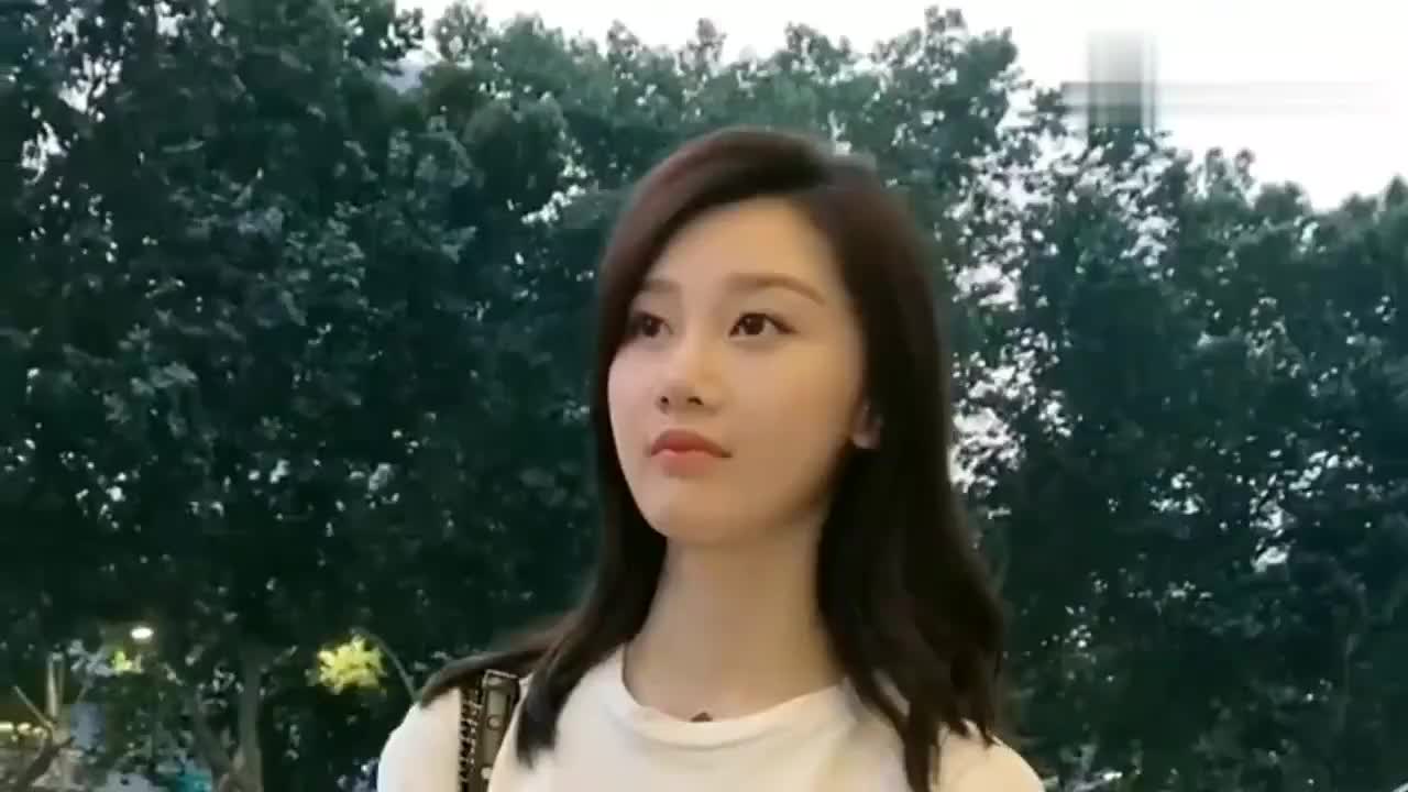 偶遇最美女车模张芮尔,长相十分的清纯,不愧是我心目当中的女神