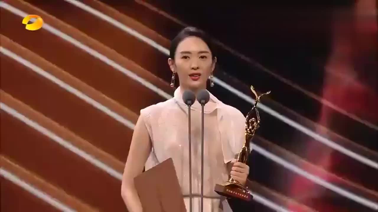 童谣获最佳女演员奖,童谣演讲紧张到嘴瓢,台下王凯全程关注着她