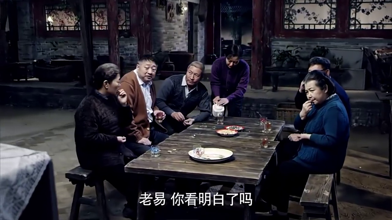 四合院里看电视,一大爷二大爷看不懂红楼梦,有文化的三大爷讲解