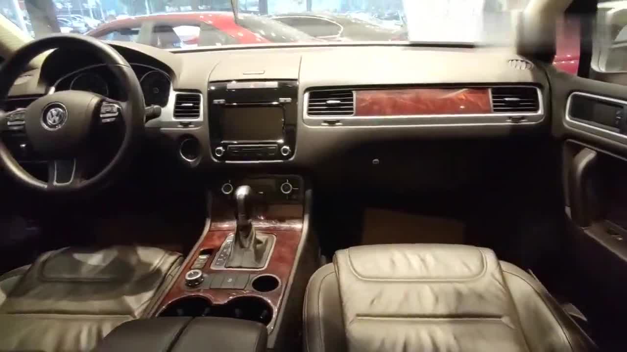 二手车市场实拍进口大众途锐来看看2015年的内饰够不够豪华