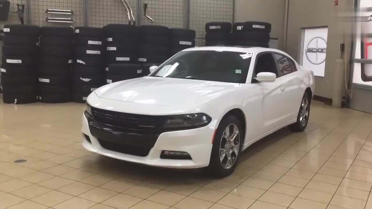 被你警车的样子吸引，中大型4门肌肉轿车道奇战马实拍欣赏